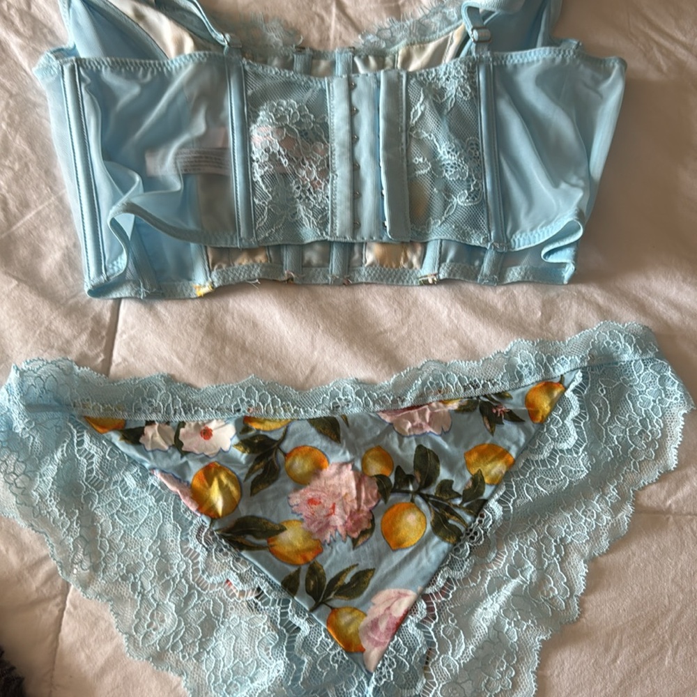 Victoria Secret Match Set - Picture 4 of 6